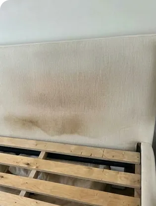 Kangaga kaetud voodiraam enne puhastust, küljel tume plekk